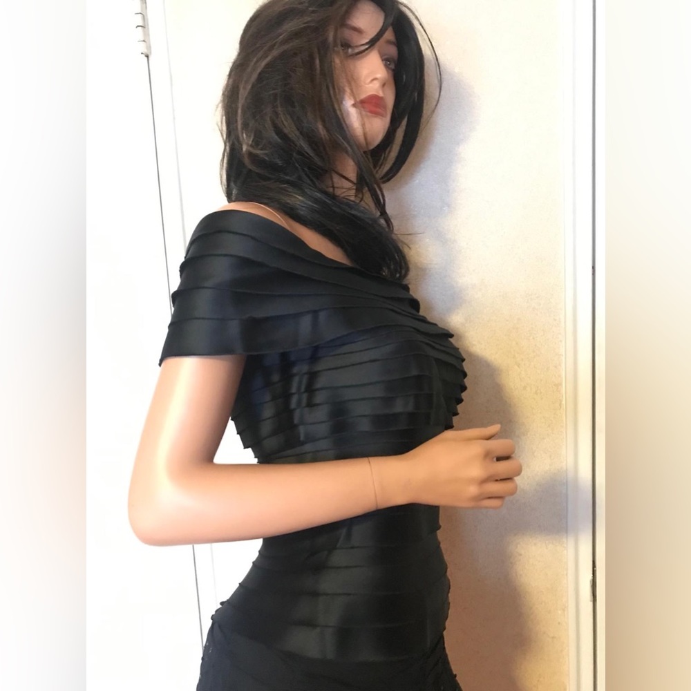 JS Collections black off shoulders top with back zipper. NWT sz 10.